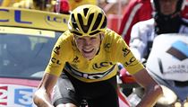 Chris Froome se blíží na prvním místě do cíle desáté etapy Tour de France.