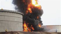 Boje o Aden. Hasiči bojují s ohněm, který zachvátil ropnou rafinerii...