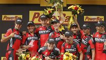 BMC Racing Team s Tejayem van Garderenem (uprosted) slav triumf v tmov...