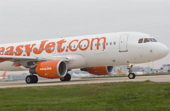 Letadlo spolenosti easyJet na letiti Gatwick.