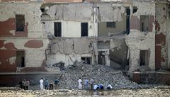 Egyptské bezpenostní jednotky zkoumají pokozenou budovu italského konzulátu