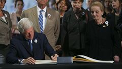 Bývalý prezident USA Bill Clinton se podepisuje do památní knihy