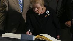 Madeleine Albright se zapisuje do památní knihy