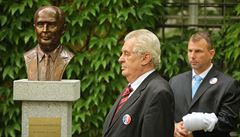 Zeman odhalil bustu bvalho francouzskho prezidenta Franoise Mitterranda