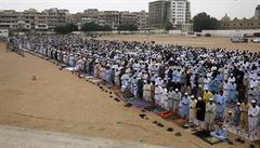 Muslimové v Pakistánu slaví Eid al-Fitr (Svátek peruení pstu) na konci...