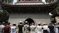 Muslimtí vící se modli v historické meit Niujie v Pekingu, skonil postní...