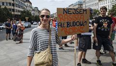 Úastníci protestu proti uprchlíkm na horní stran Václavského námstí.
