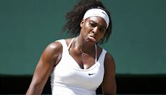 De to. Serena Williamsová bhem prvního setu ve finále Wimbledonu.