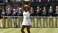 Serena Williamsová pózuje ped fotografy s trofejí.