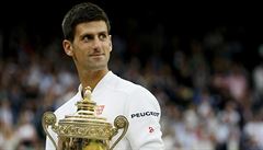 Novak Djokovi s trofejí pro vítze Wimbledonu.