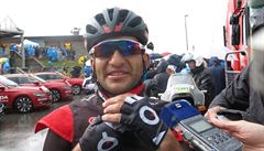 Jan Bárta v cíli 12. etapy Tour de France hovoí s novinái.