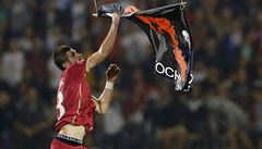Srbský fotbalista Stefan Mitrovič strhává vlajku tzv. Velké Albánie, kterou... | na serveru Lidovky.cz | aktuální zprávy