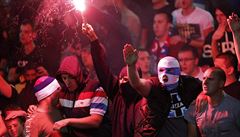 Předehra rizikového zápasu: na srbské fotbalisty přilétly v Albánii kameny