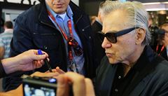 Keitel rozdal spousu autogram.