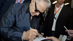 Americký herec Harvey Keitel se podepisuje sbratelm autogram po tiskové...