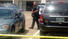 Policista v blízkosti st�ediska pro zálo�níky amerického námo�nictva.