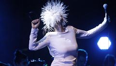 Roztanená Björk na festivalu Colours of Ostrava. Originální kostýmy k ní...