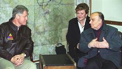 Bill Clinton (vlevo) a Alija Izetbegovi v Tuzle, 1997.