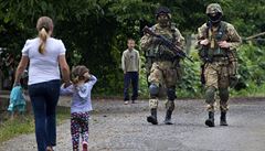 Ukrajinští vojáci na stráži v obci Bobovyše nedaleko Mukačeva. | na serveru Lidovky.cz | aktuální zprávy