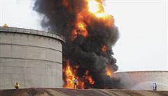 Boje o Aden. Hasii bojují s ohnm, který zachvátil ropnou rafinerii...