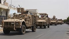 Provládní jednotky projídjí ulicemi Adenu.