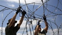 Maartí vojáci staví hraniní plot, který má bránit nelegálním migrantm ve...