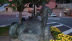 Pomník argentinského jezdce Fangia v Monacu.