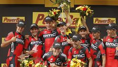 BMC Racing Team s Tejayem van Garderenem (uprosted) slaví triumf v týmové...