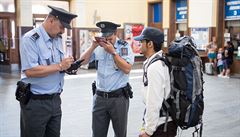 Cizinecká policie monitoruje uprchlíky na nádraí.