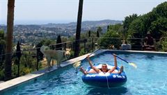 Ministr financí Andrej Babi (ANO) odpoinek letní u bazénu na Facebooku...