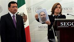 Mexická generální prokurátorka Arely Gomez Gonzalez ukazuje snímek uprchlého...