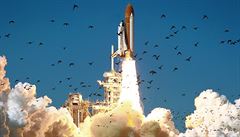 Raketoplán Challenger startuje z Kennedyho vesmírného centra k osudnému letu....