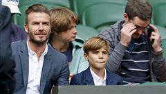 David Beckham na Wimbledonu. Po levé ruce sedí jeho syn Romeo.