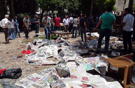 Na míst exploze zakrývají tla obtí noviny.