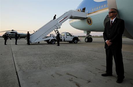 Obama nastupuje do Air Force One a m z Marylandu na nvtvu Keni.