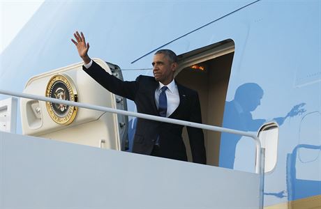 Obama nastupuje do Air Force One a m z Marylandu na nvtvu Keni.