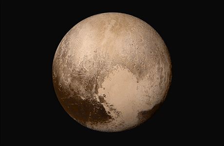 Obrázek planety Pluto vznikl kombinací zábr ze dvou kamer sondy New Horizons.