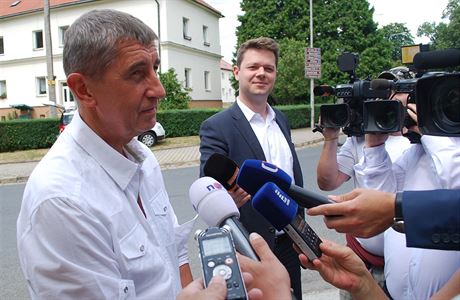 Andrej Babi hovoí s novinái po jednání s prezidentem v Lánech.