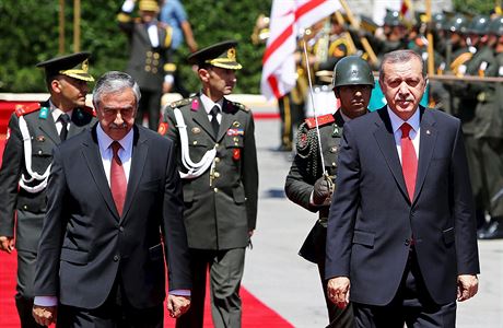 Turecký prezident Tayyip Erdogan (vpravo).
