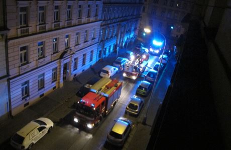 Tomkovu ulici v Praze na Smchov po jedn hodin v noci zaplavila svtla...