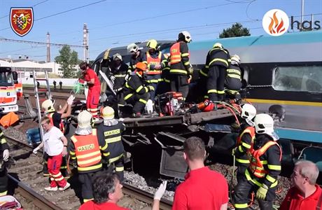 Vyproování obti sráky pendolina a kamionu ve Studénce.