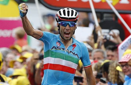 Vincenzo Nibali oslavuje vítzství v 19. etap.