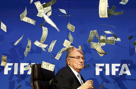 Blatter uhýbal ped dolary. Komik naruil brífink FIFA