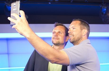 Komentátor Petr Svcený a fotbalový expert Pavel Horváth si poizují selfie ve...