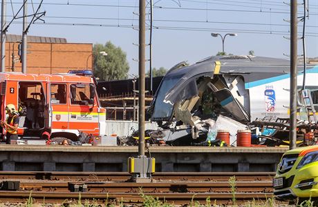 22. ervence smetlo pendolino polsk kamion stojc na elezninm pejezdu u...