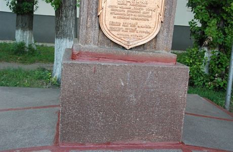 Pomník na Puškinově promenádě ve Slavjansku.