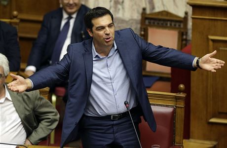 Alexis Tsipras na mimoádném zasedání eckého parlamentu 23. ervence 2015.