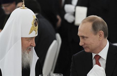 Ruský prezident Vladimir Putin (vpravo) s moskevským patriarchou Kirillem.