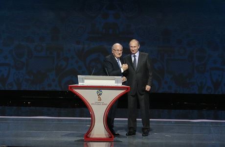 Prezident FIFA Sepp Blatter a rusk prezident Vladimir Putin ped slavnostnm...