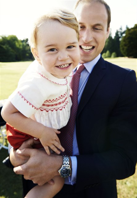 Princ George se svým otcem. Fotografii uveejnil Kensingtonský palác v...